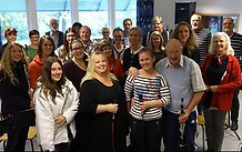 Hällekis musikkår med solisterna Teresia J Nathanshon och Maria Svensson.