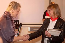 Årets nyföretagare 2011 Kerstin Gustafsson, med företaget Utbildarverkstaden, fick ta emot sitt pris av Linda Friberg föregående års pristagare. Klicka på bilden för att förstora.