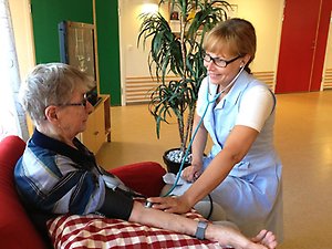 Sjuksköterska tar blodtryck på patient
