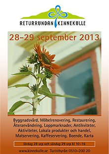 Framsida på Returrundans program. röd blomma i förgrunden, äldre byggnad i bakgrunden.