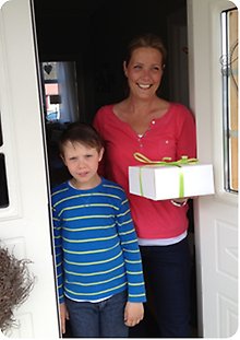 Familjen Lena Byman Stridh med son Axel i Forshem, klicka på bilden för att förstora