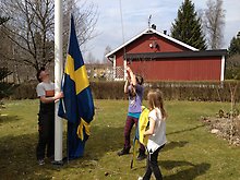 Här flaggar Ebba och Klara Westberg i Lundsbrunn, Klick på bilden för att förstora