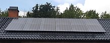 Ett tak med solceller.