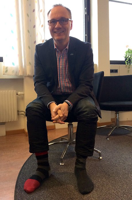 Kommunchefen Jerker rockar självklart sockorna i dag!