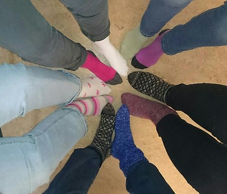 Ledningsgruppen för sektor omsorg har dagen till ära beklätt sina fötter med allehanda färger och mönster.