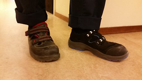 Vaktmästare Anders i Centrumhuset rockar skyddsskor dagen till ära (han hade bara svarta sockor ;))