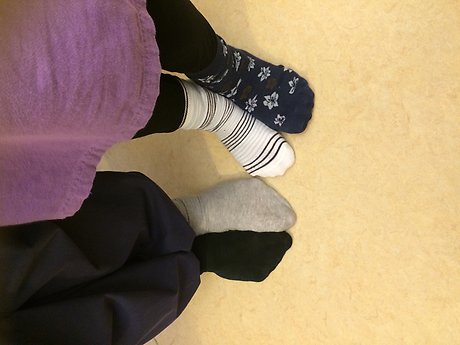 Här rockar vi sockorna idag! Alla kan ju inte vara lika. Mvh Anki och Annika på Korttidsavdelningen på Helenagården.