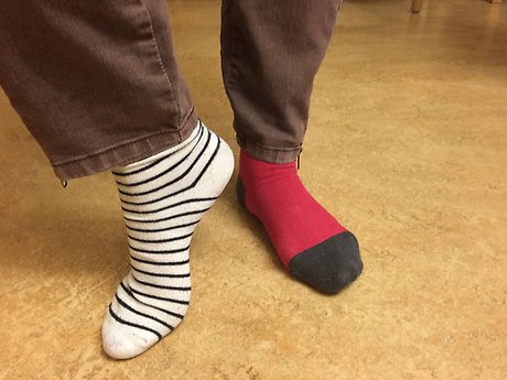 Sektorschefen Eva passar på att posera lite extra i sina omaka sockor. Annorlunda är bra och annorlunda är roligt!