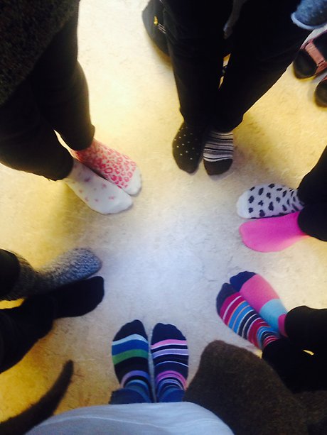 Lärarna på Hällekis skola rockar sockorna!