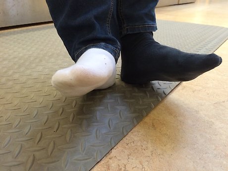 Det blir roligare med olika, det visar kommunutvecklare Julianes rockande sockor.