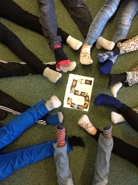 Lundabyns femteklassare skickar en rockande sockhälsningsbild!