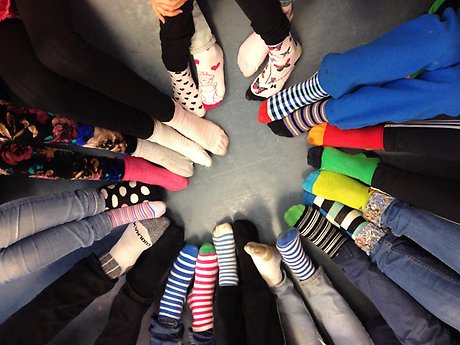 Elever och lärare på Prästgårdsskolan rockar sockorna!