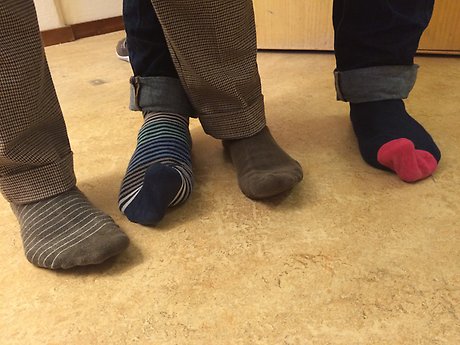 Kansliets medarbetare har också rockat sockarna i dag.