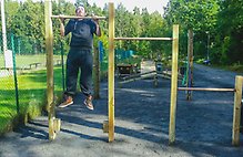 Niklas Thräff som har varit med och byggt utegymmet förevisar redskapen. Klicka på bilden för att förstora.