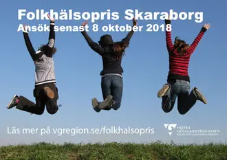 Tre ungdomar hoppar och texten Folkhälsopris Skaraborg.