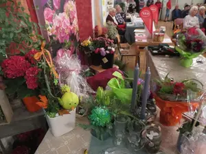 Ett presentbord fyllt med blommor, presenter och ljus.