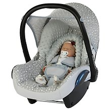 Bild på en docka i ett babyskydd.