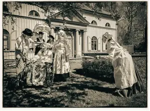 En grupp personer i kurortsmiljö på 1800-talet.