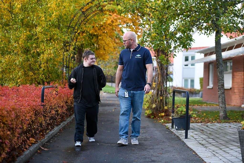 Barn med funktionsvariationer målar med penslar.