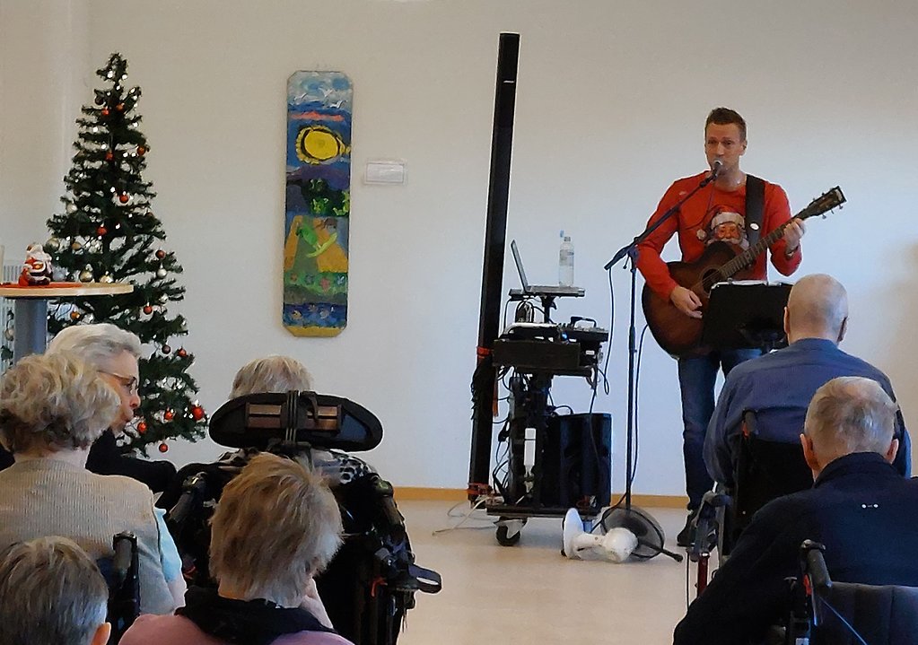 Artist Henrik Strömberg spelar gitarr och sjunger på Götene Äldrecenter