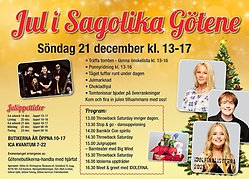 Jultomte framför snöklädd gran med förväntansfulla barn omkring sig.