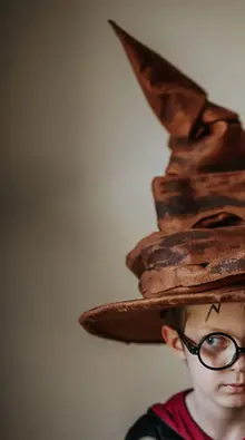 Barn i sorteringshatten från Harry Potter-böckerna. 