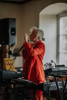 Musikern Vanbot sjunger och spelar. 