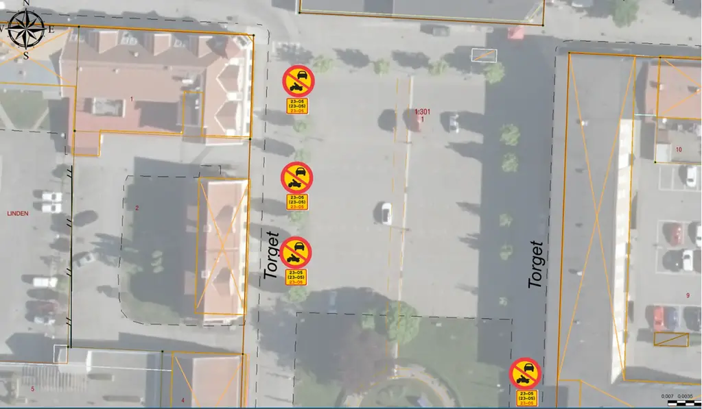 Flygfoto över torget som med inklistrade skyltar för förbud för motorfordon.