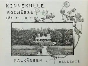 Ett gammalt svartvitt fotografi föreställande ett hus och texten "Kinnekulle Bokmässa"