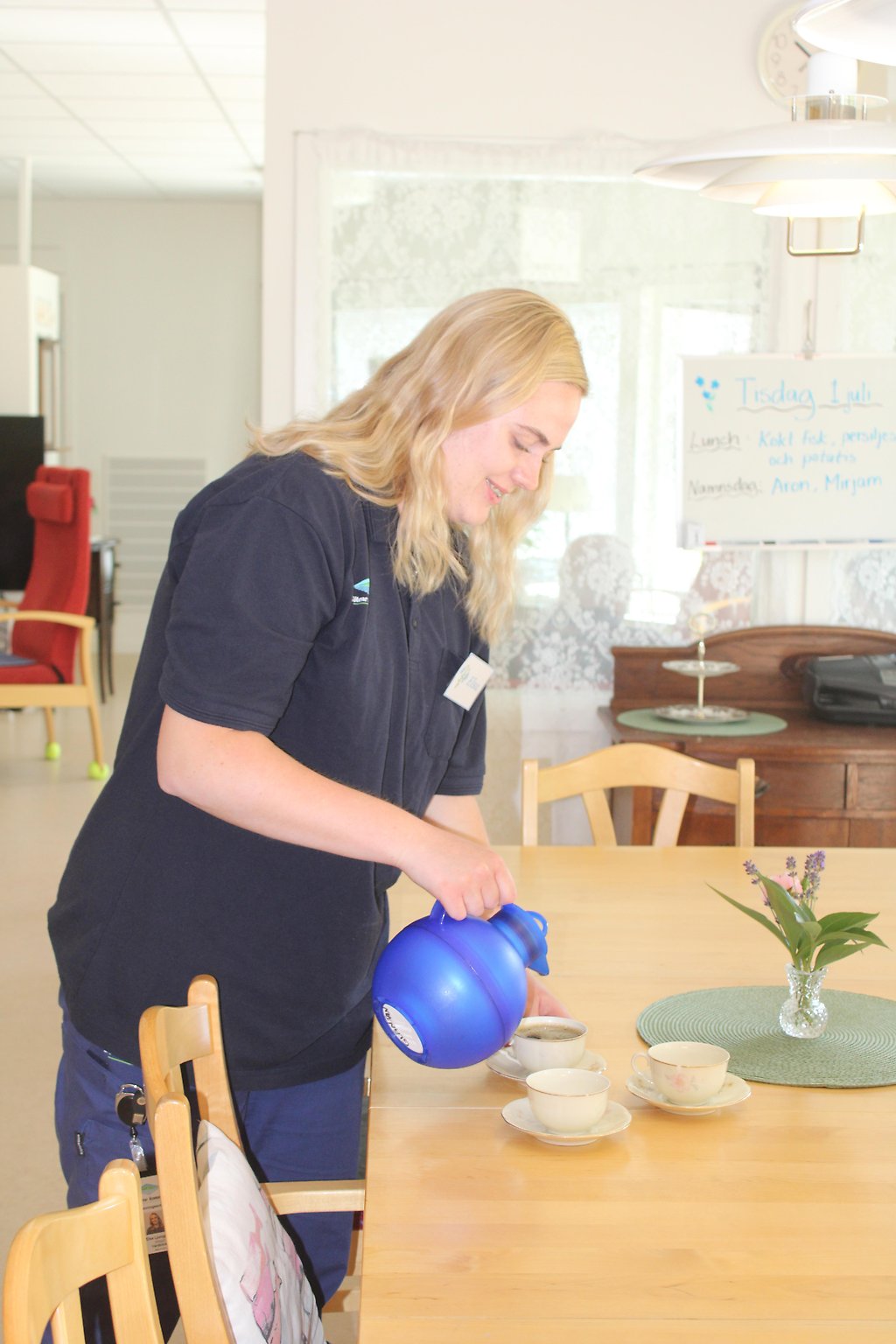 En kvinna och ett barn lagar mat tillsammans, illustration.