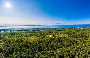 plansch för höstrundan på kinnekulle. en kvinna smider ett järn.
