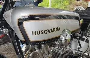 Motorcykeltank med texten Husqvarna på.