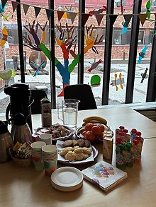 Bild på ett kalasbord framför poesiträdet på biblioteket.