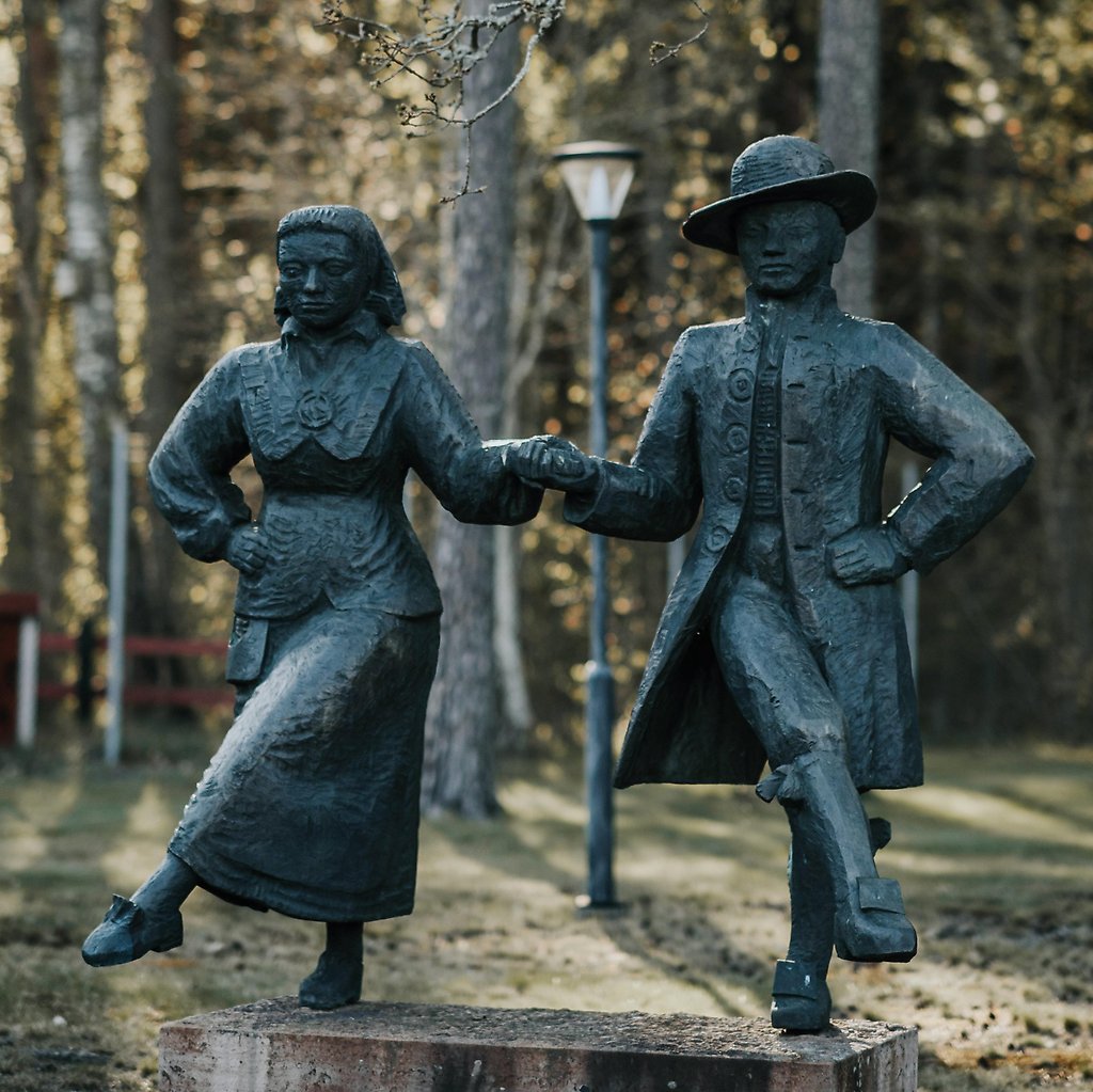 Skulptur Hambo av Torsten Fridh. Bronsskulptur i Parken Götene, ett par som dansar hambo