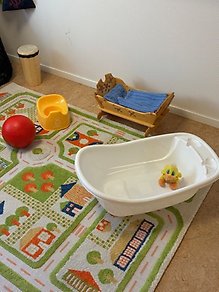Bild på en anka i balja, en potta, en boll, en docksäng