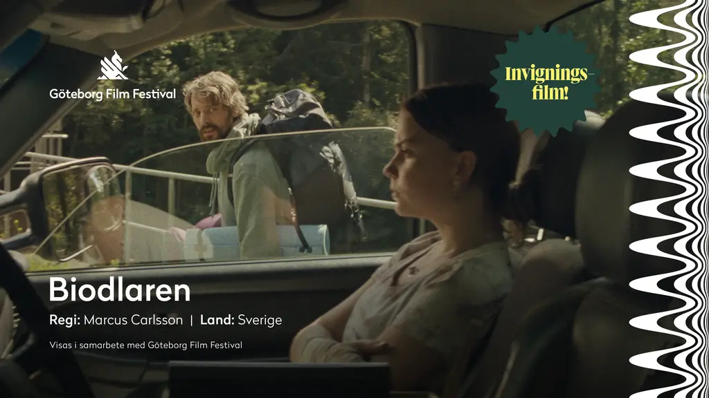 En kvinna sitter i passagerarsätet i en bil. Utanför går en man med ryggsäck förbi.