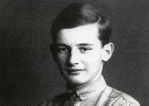 Svartvitt foto på Raoul Wallenberg som ungdom. Han tittar in i kameran och har mörkt hår. 