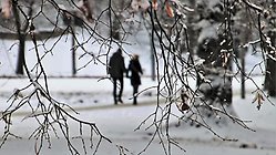 Två personer går promenad i snön