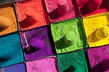 Bild på akvarellkakor i olika färger.