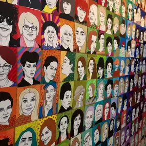 Många små färgglada porträtt av kvinnor som hänger sida vid sida.