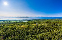 plansch för höstrundan på kinnekulle. en kvinna smider ett järn.