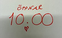 Bild på röd text där det står öppnar 10.00 och ett litet hjärta.
