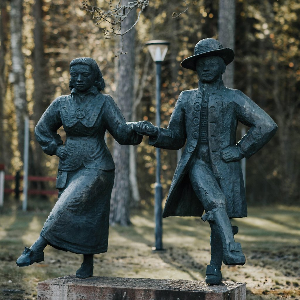 Skulptur i Parken Götene av ett dansande par 