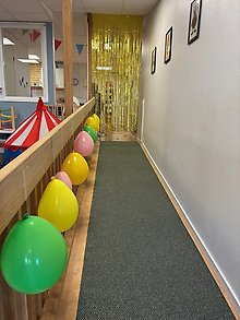 Bild på gulddraperi och ballonger på familjecentralen.