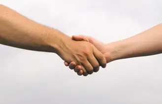 Två händer som skakar hand.