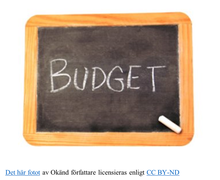 Bild på en griffeltavla där det står BUDGET på.