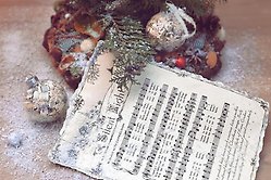 Notblad och juldekorationer