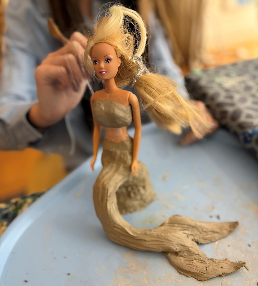 Sjöjungfru skulpterad i lera och återbruk