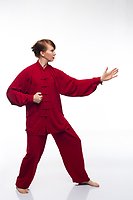 En kvinna i rött som utför qigong