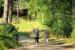 En man och en kvinna går en promenad utomhus tillsammans. 